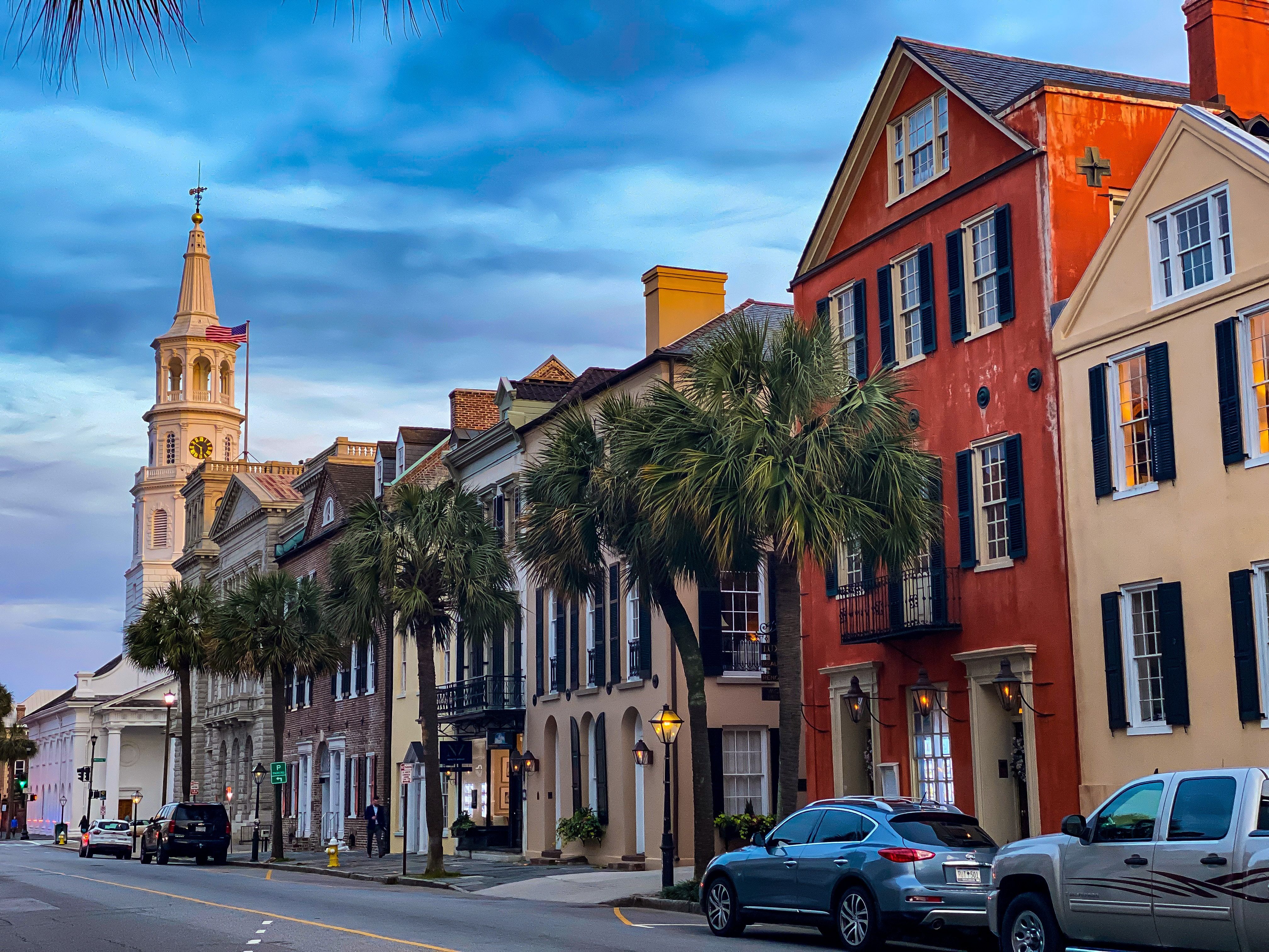 Ulica Charleston pełna kolorowych domów i palm 