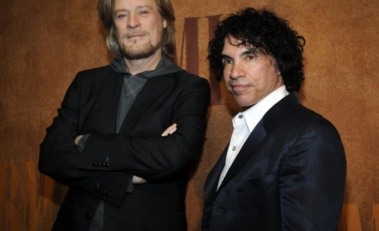 Daryl Hall pozywa Johna Oatesa w związku z planem sprzedaży udziałów w spółce joint venture.  Sędzia wstrzymał sprzedaż