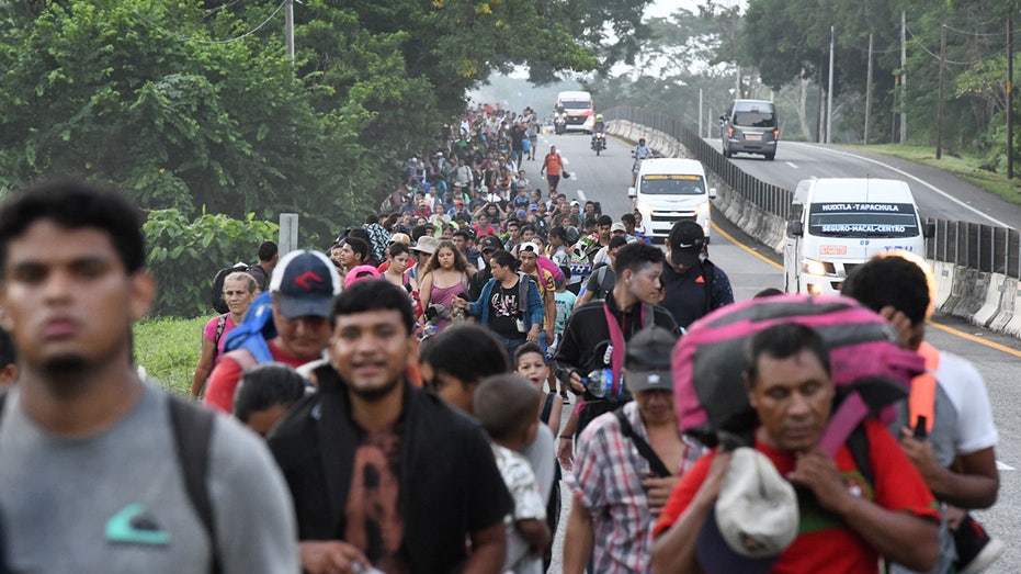 Duży tłum migrantów spaceruje wzdłuż meksykańskiej autostrady