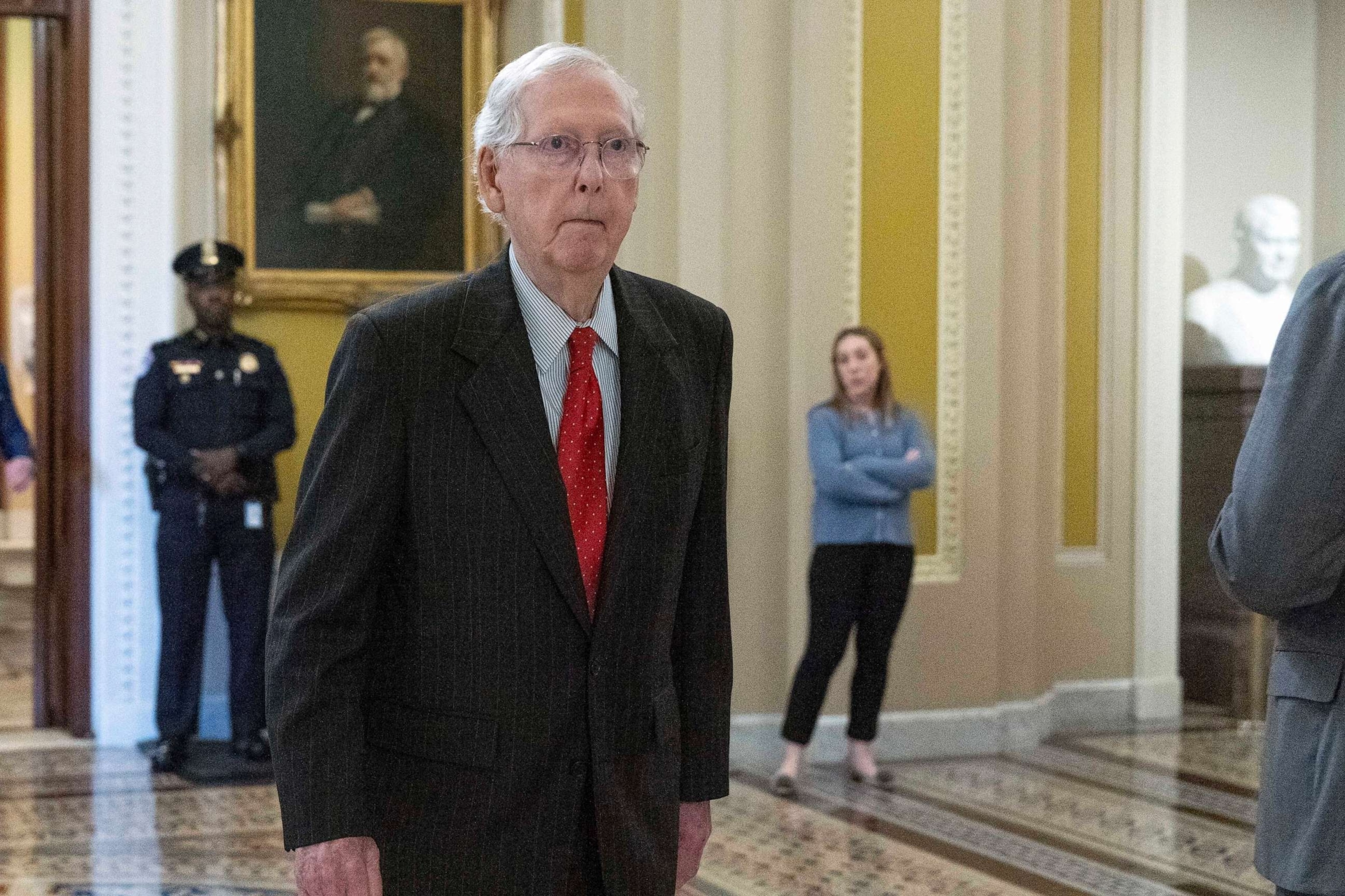 ZDJĘCIE: Przywódca mniejszości w Senacie Mitch McConnell opuszcza salę Senatu na Kapitolu, 1 listopada 2023 r.