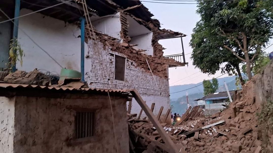 Uszkodzony budynek po trzęsieniu ziemi w Jajarkot w Nepalu, 4 listopada 2023 r. Biuro Premiera/ulotka za pośrednictwem REUTERS TO ZDJĘCIE ZOSTAŁO DOSTARCZONE PRZEZ OSOBĘ TRZECIĄ, BEZ ODSPRZEDAŻY.  BEZ ARCHIWUM