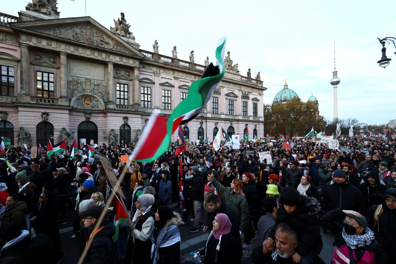 W Berlinie około 6500 osób zebrało się na demonstracji, która według policji odbywała się w ściśle określonych warunkach. [REUTERS/Liesa Johannssen]