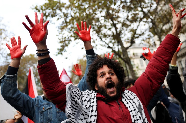 Ludzie biorą udział w demonstracji żądającej zawieszenia broni w Gazie, Paryż, Francja, 4 listopada 2023 r. [REUTERS/Claudia Greco]