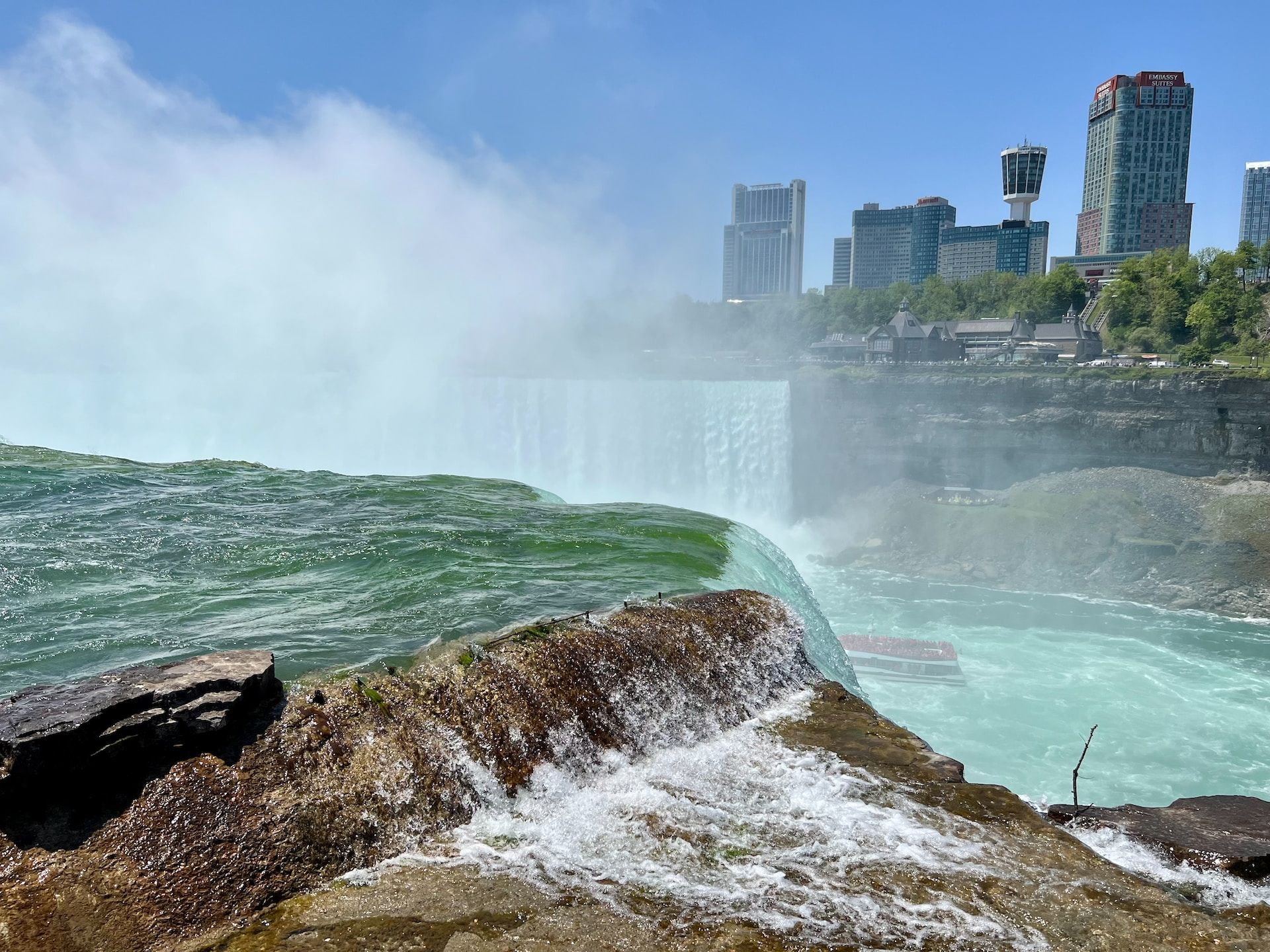 Widok na wodospad Niagara z budynkami miejskimi w tle, Nowy Jork, USA 