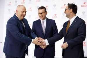 Polska Press z powodów politycznych opuści grupę kapitałową Orlenu (na zdjęciu Jacek Sasin, Mateusz Morawiecki i Daniel Obajtek)