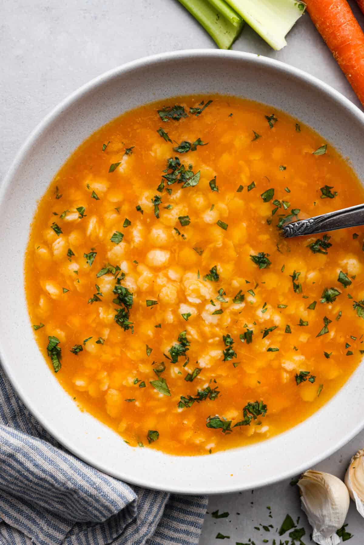 Porcja zupy w białej misce.