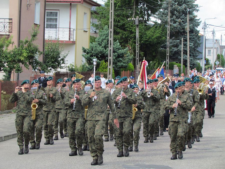 Licząca ponad 20 osób orkiestra wojskowa przygrywała na gminno-parafialnym święcie plonów w Jedwabnem.