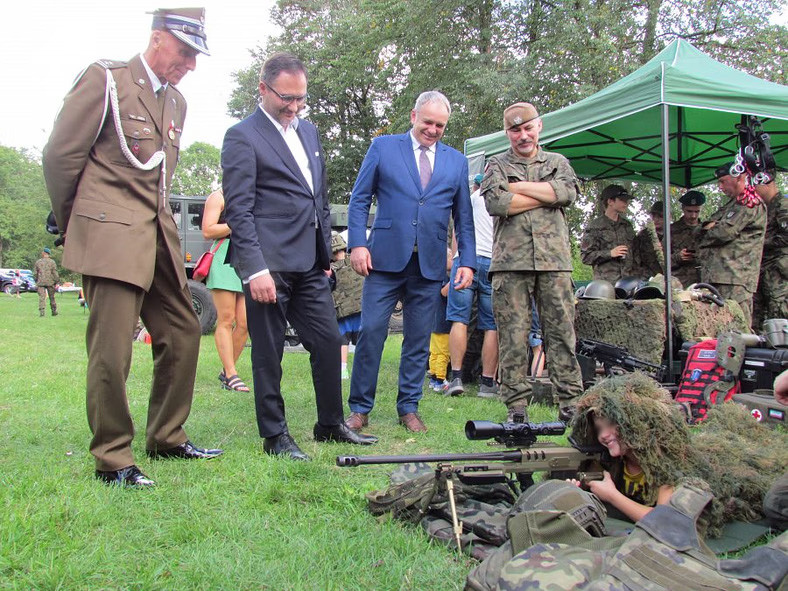 Wiceminister obrony narodowej Michał Wiśniewski (pierwszy z lewej w garniturze) podziwia "młodego snajpera" w towarzystwie oficerów Wojska Polskiego w Jedwabnem.