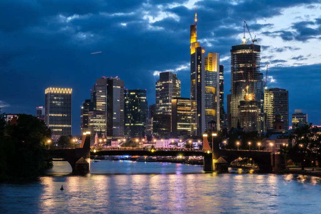 Pejzaż dzielnicy finansowej Frankfurtu podczas niebieskiej godziny 