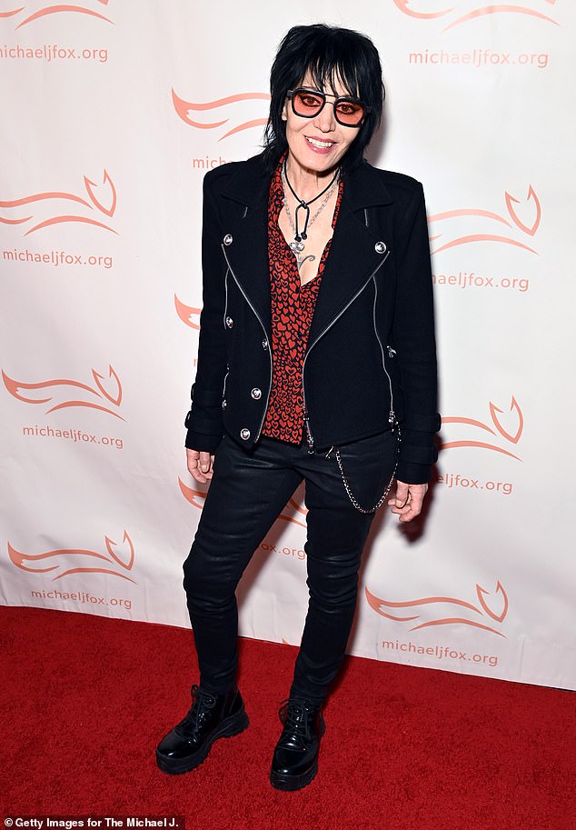 Gwiazda rocka: Joan Jett była w każdym calu gwiazdą rocka w czarnej skórzanej kurtce, dopasowanych spodniach i mnóstwie łańcuszków zwisających z jej stroju