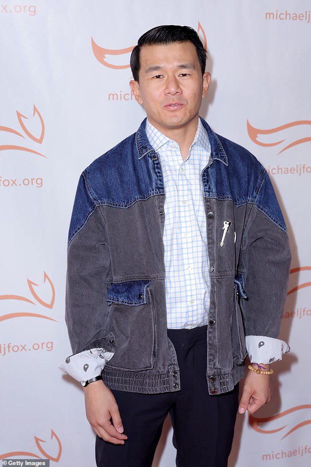 Denimowa rozkosz: aktor Ronny Chieng miał na sobie dżinsową kurtkę