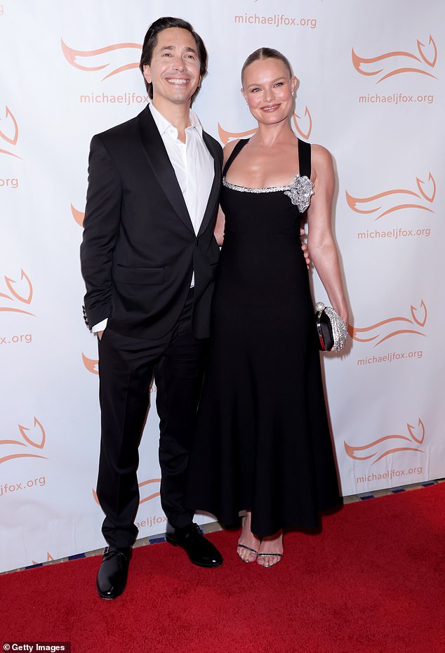 Para zaręczona: Nowo zaręczona para Justin Long i Kate Bosworth wyglądali na bardzo zakochanych, gdy patrzyli sobie w oczy pomiędzy zdjęciami migawkowymi
