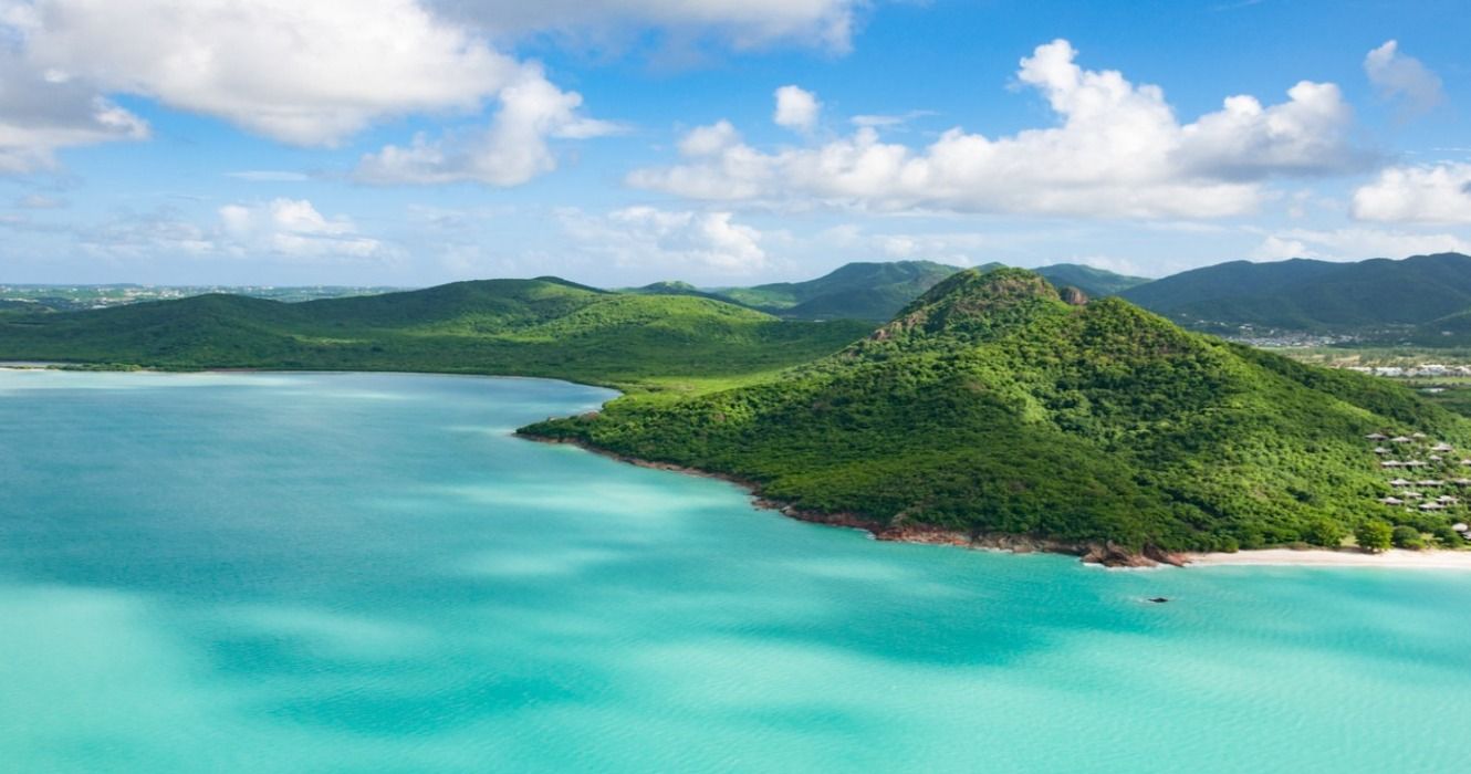 Turkusowy ocean, góry i lasy deszczowe na karaibskiej wyspie Antigua