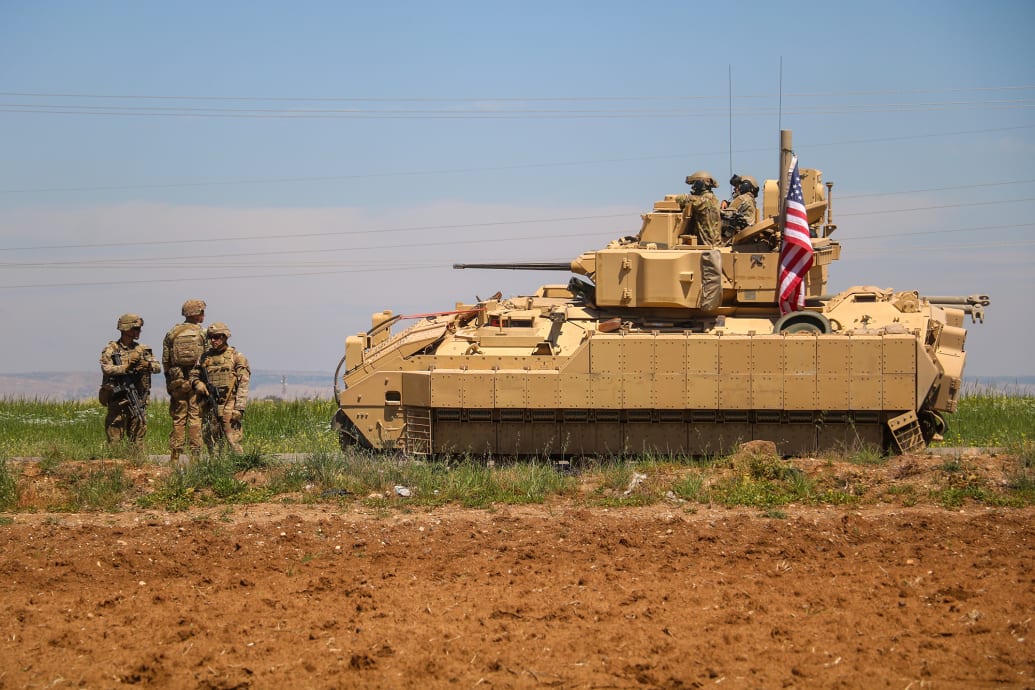 Część konwoju wojskowego USA wysłanego jako wsparcie do baz kontrolowanych przez PKK/YPG w prowincji Dajr ez-Zor w Syrii.