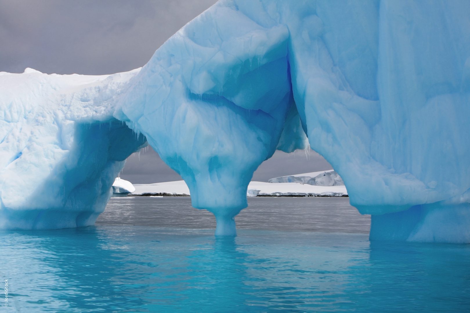 Most lodowy w Iceberg Alley, Półwysep Antarktyczny.