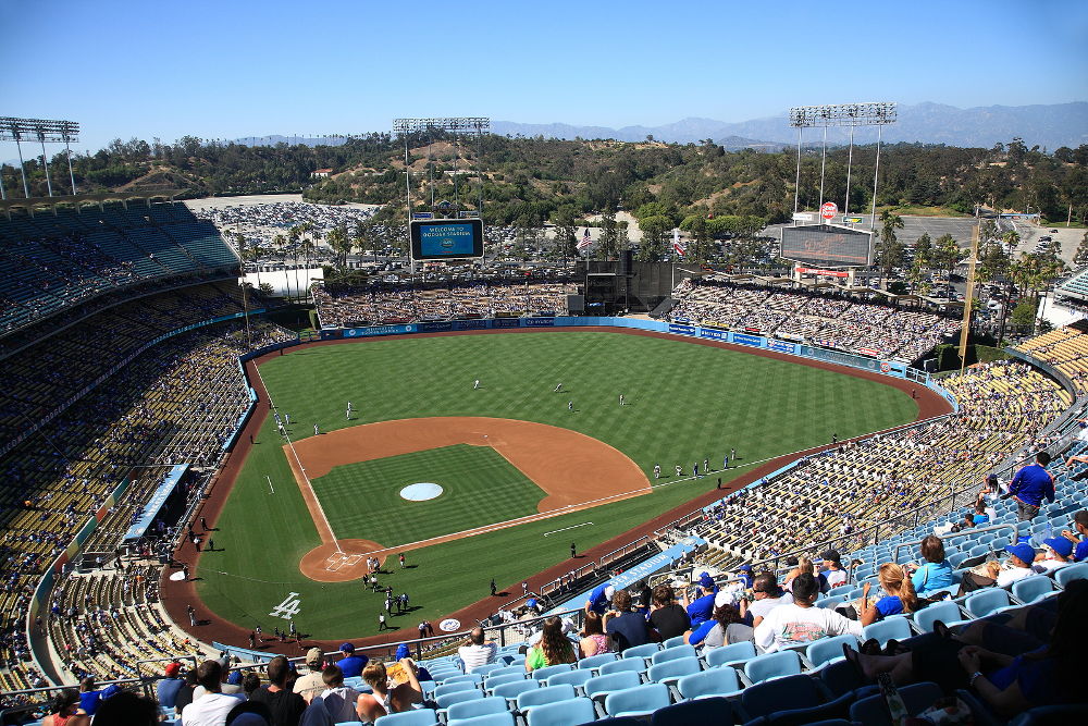 Szeroki kąt widzenia stadionu Dodger przed meczem baseballowym 30 czerwca 2012 r. w Los Angeles w Kalifornii
