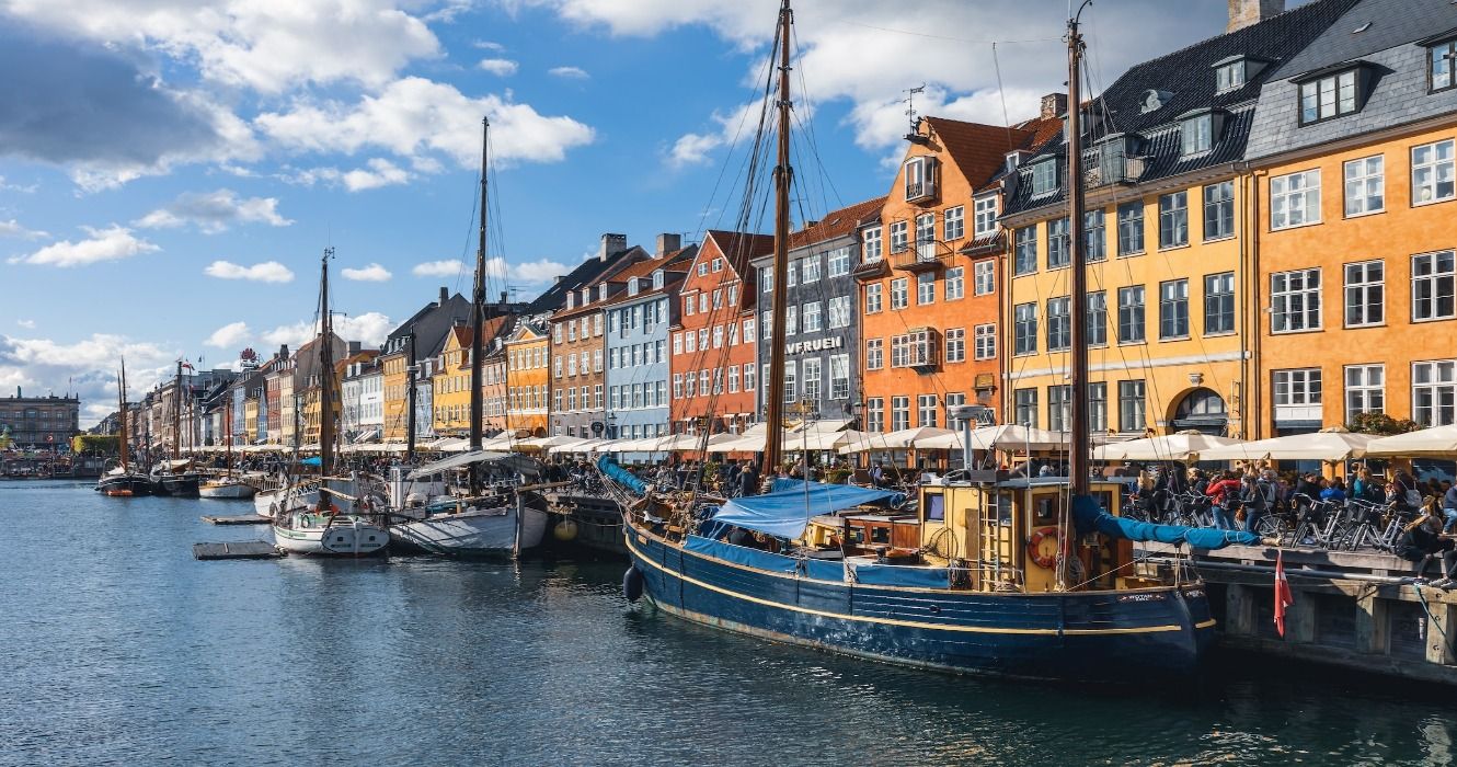 Nabrzeże Nyhavn, kanał i dzielnica rozrywkowa w Kopenhadze, Dania
