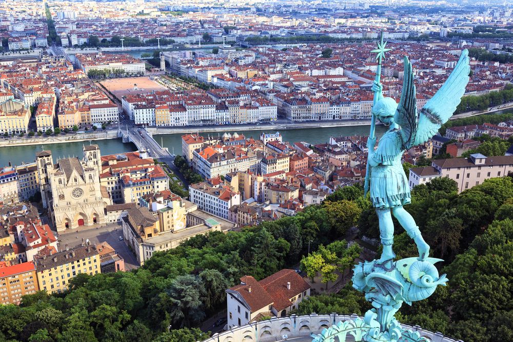 Słynny widok na Lyon ze szczytu Notre Dame de Fourviere, Francja
