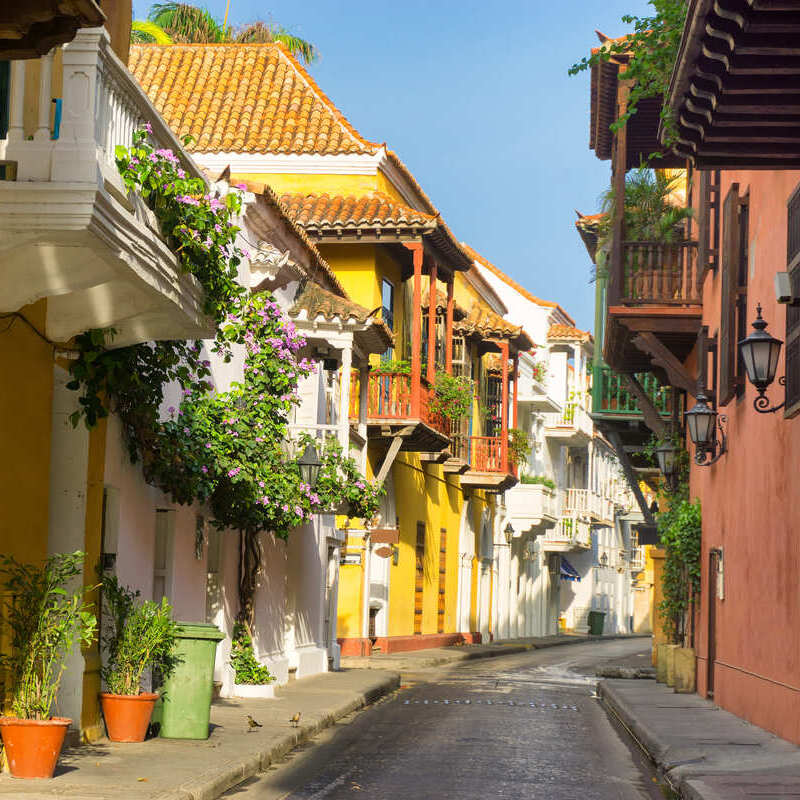 Ulica z epoki kolonialnej wyłożona historycznymi domami w starym centrum Kartageny, Północna Kolumbia, miasto położone na wybrzeżu Karaibów, Ameryka Południowa