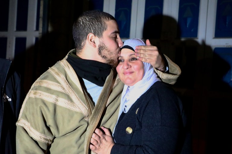 Mohamed Salhab al-Tamimi całuje swoją matkę Fatimę
