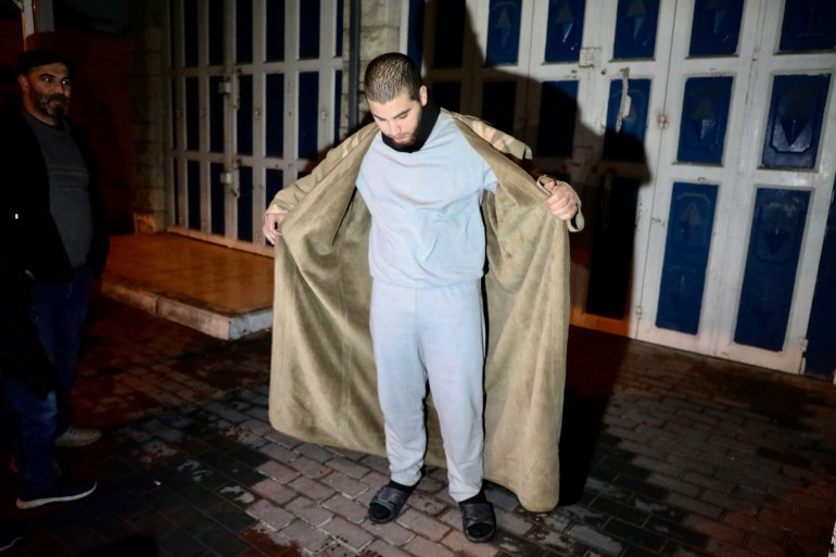 Mohammad pokazuje swój szary więzienny dres
