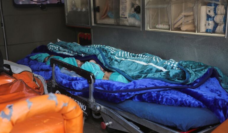 Dzieci z Gazy: Wcześniaki i chore dzieci przedostają się do Egiptu po ewakuacji Al-Shifa