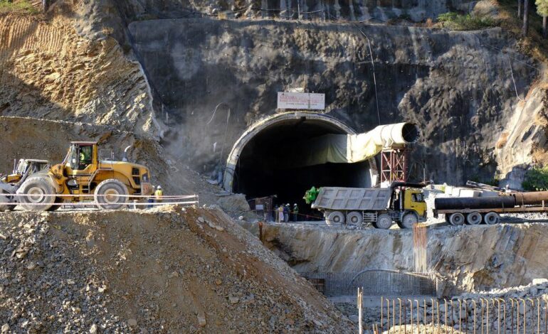 Spadające gruzy utrudniają uratowanie 40 pracowników uwięzionych w indyjskim tunelu