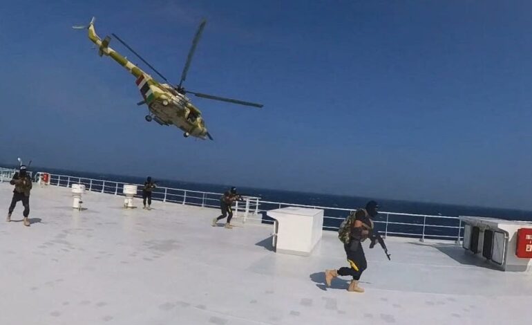 Film pokazuje, jak komandosi wspierani przez Iran porywają statek towarowy podczas nalotu helikoptera