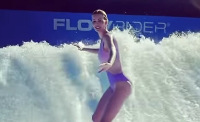Ivanka Trump eksponuje brzuch w wyciętym kostiumie kąpielowym, poddając próbie swoje umiejętności SURFINGU w basenie ze sztucznymi falami na Bahamach