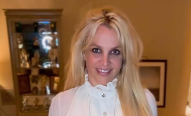 Britney Spears potwierdza podejrzenia swoich fanów, że „coś się z nią dzieje” i twierdzi, że nie mówiła jeszcze o tym, ponieważ „jest to nie do pojęcia”