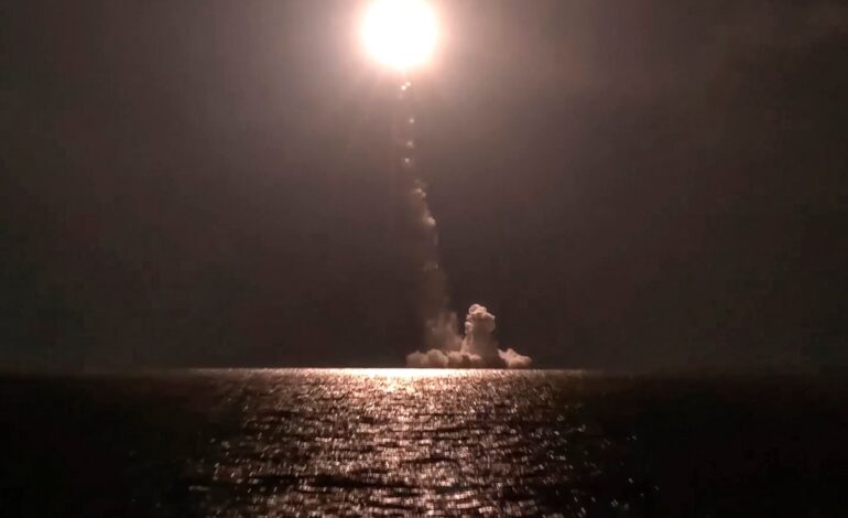 Rosja twierdzi, że wystrzeliła testowo rakietę Bulava o zdolności nuklearnej z nowego okrętu podwodnego |  Wiadomości o broni