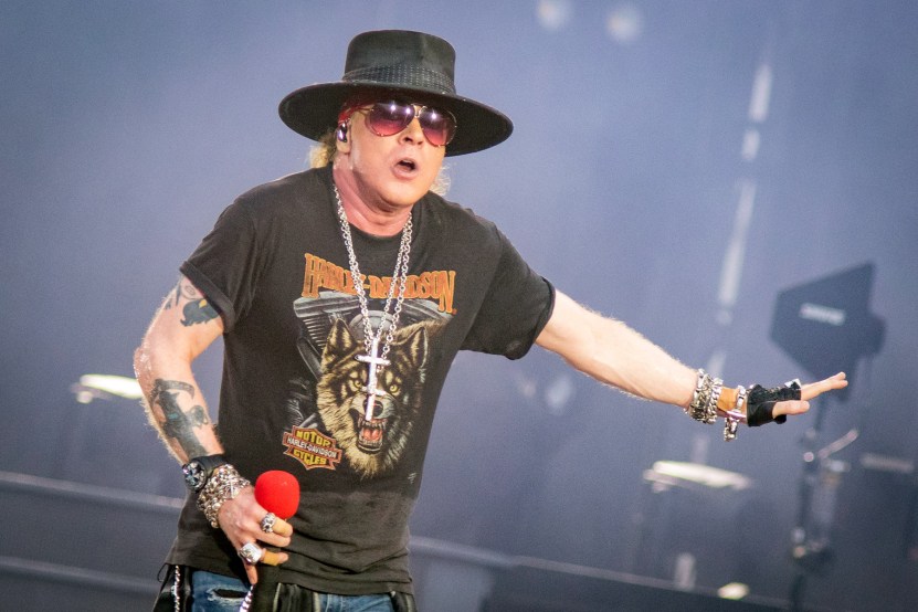 OTTAWA, ON – 21 SIERPNIA: Axl Rose z Guns N' Roses występuje na scenie podczas trasy „Not In This Lifetime” na stadionie TD Place 21 sierpnia 2017 r. w Ottawie, Kanada.  (Zdjęcie: Mark Horton/Getty Images)