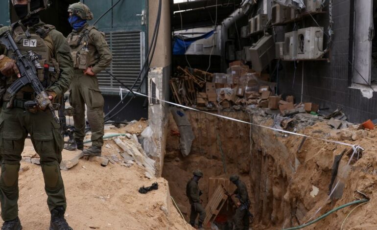 Izraelska armia pokazuje tunel pod Al Shifa, który według niego służył jako kryjówka Hamasu