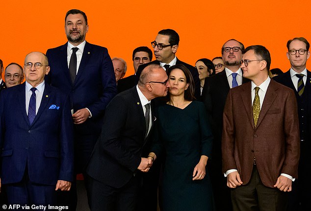 Chorwacki minister spraw zagranicznych wywołuje kontrowersje po tym, jak próbował pocałować swojego niemieckiego odpowiednika, pozując do grupowego zdjęcia w Berlinie