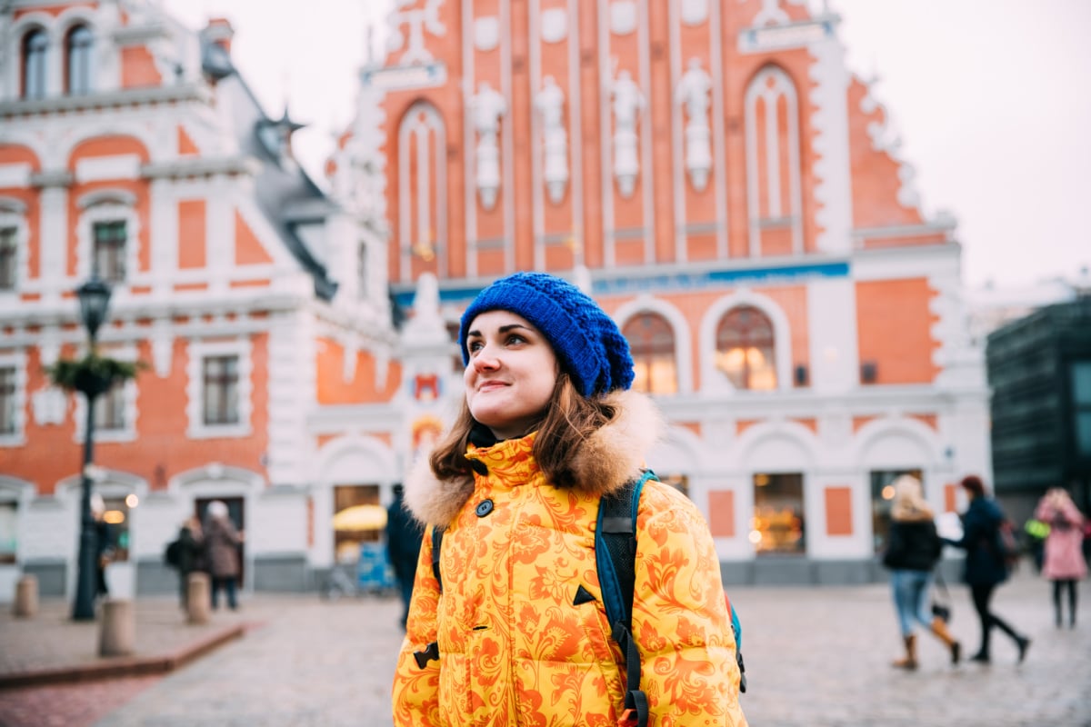 Kobieta w Rydze na Łotwie w zimowych ubraniach