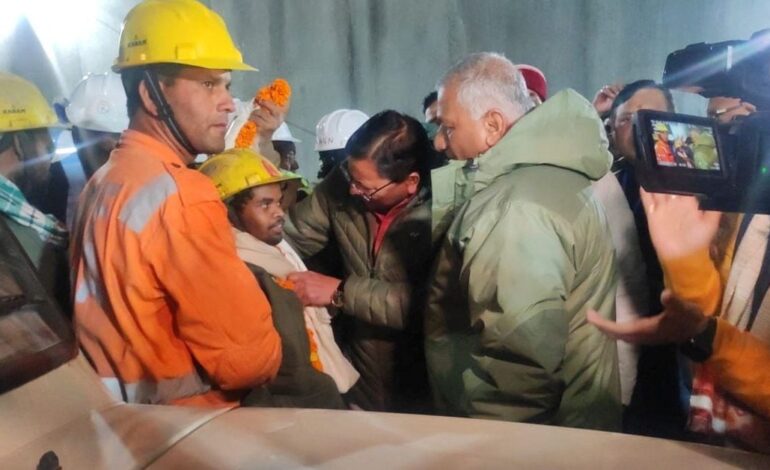 Urzędnicy twierdzą, że wszyscy uwięzieni indyjscy pracownicy zostali uratowani z tunelu w Himalajach