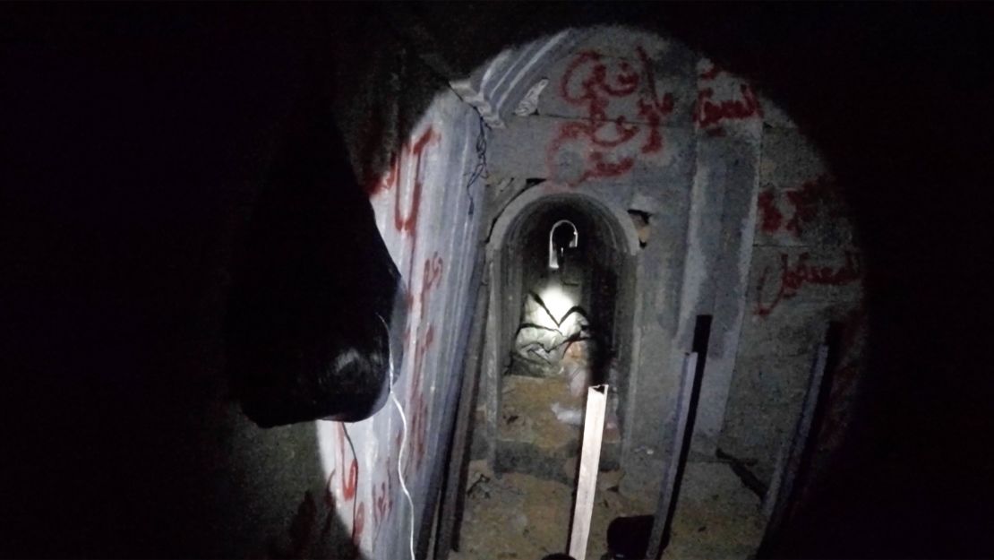 Materiał dostarczony CNN przez IDF pokazuje tunel w Gazie.