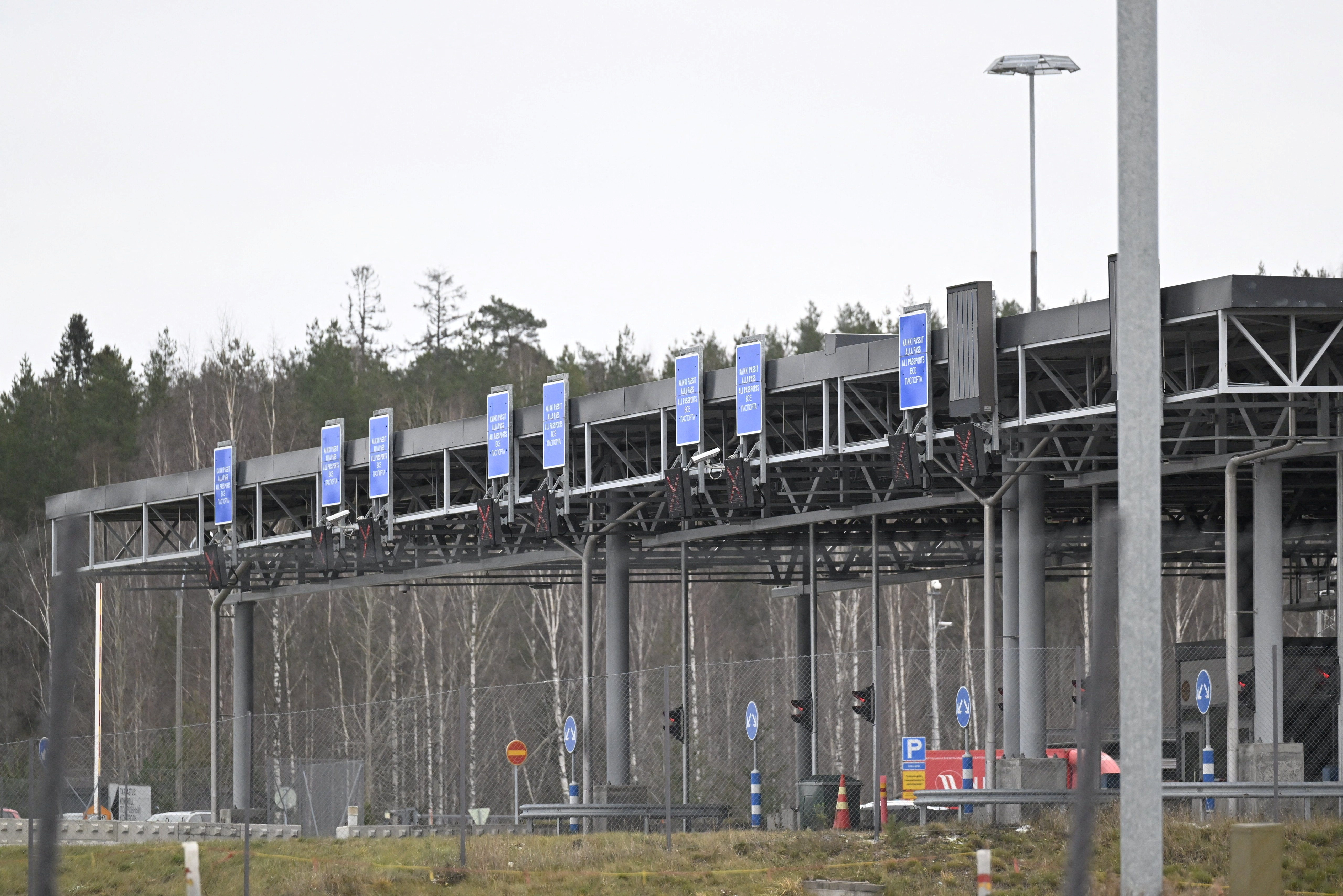 Widok na granicę rosyjsko-fińską na przejściu granicznym Nuijamaa w Lappeenrancie