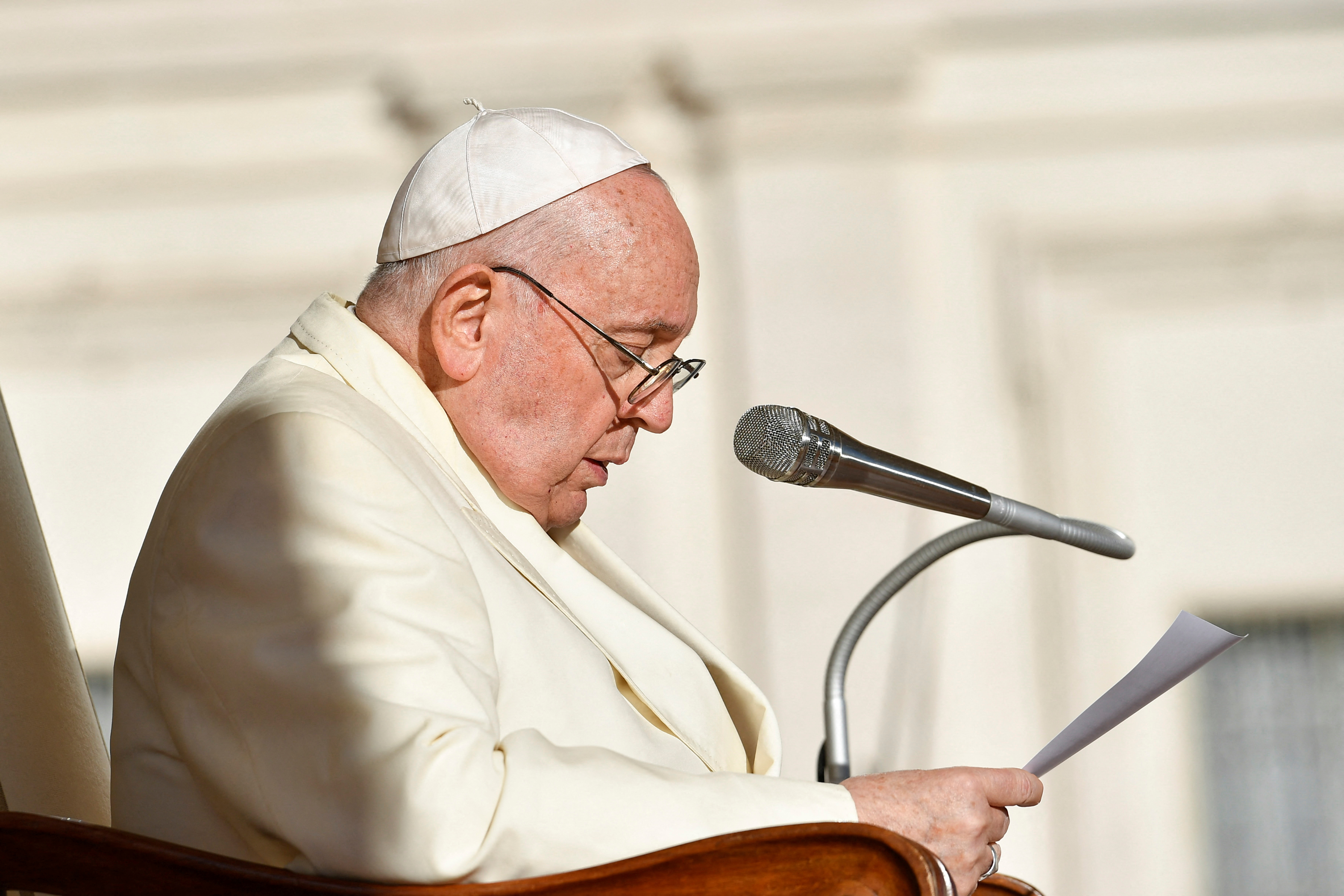 Papież Franciszek spotyka się z ludźmi w dniu cotygodniowej audiencji w Watykanie