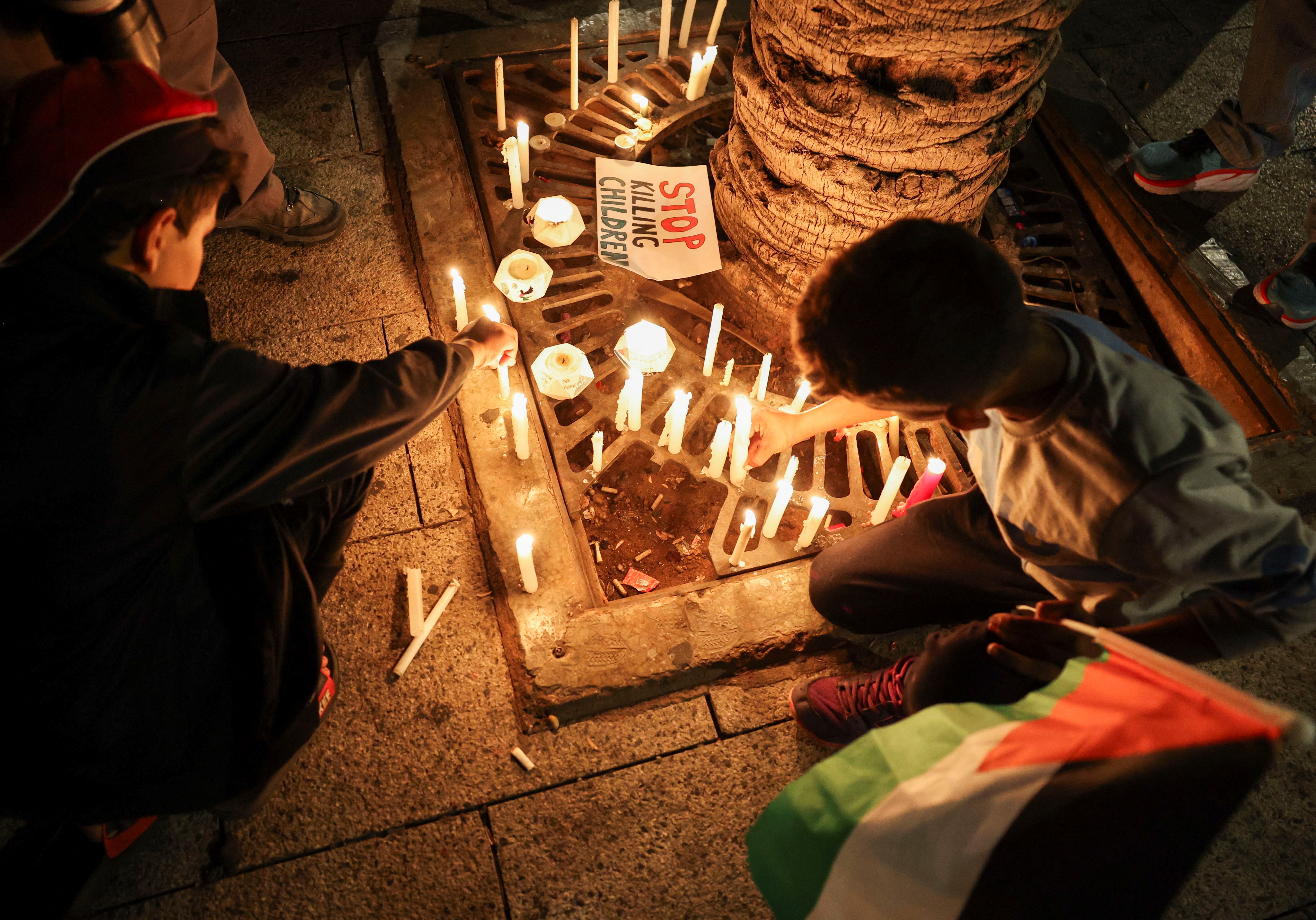 Ludzie biorą udział w czuwaniu przy świecach na rzecz Palestyńczyków w Gazie w Bejrucie