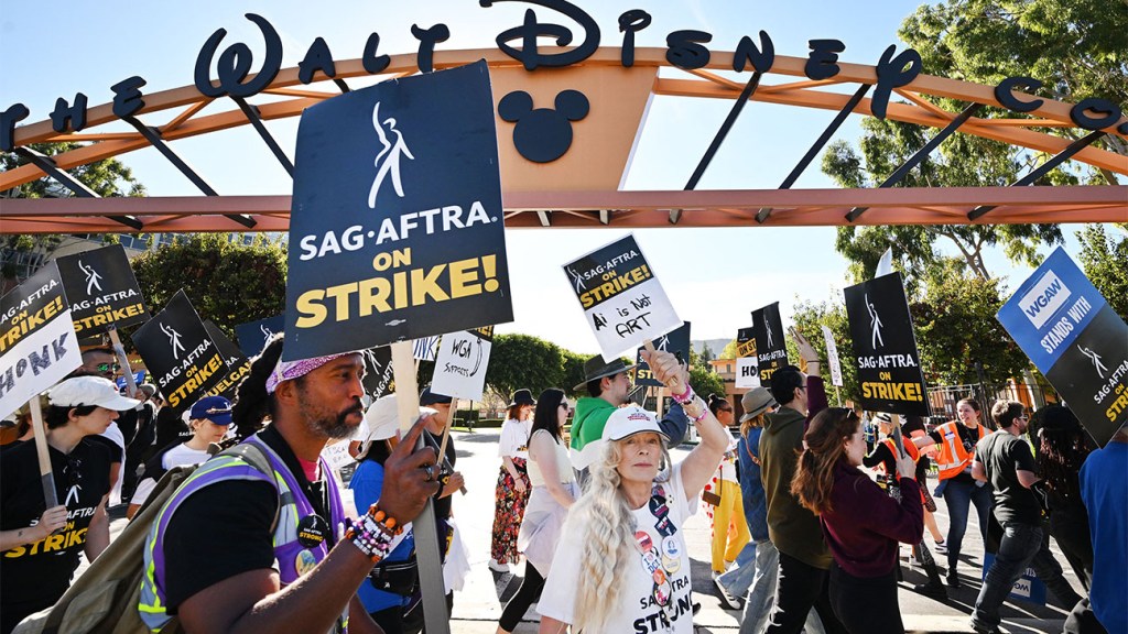 Członkowie i zwolennicy SAG-AFTRA pikietują przed Disney Studios w 111 dniu strajku przeciwko studiom Hollywood w Burbank w Kalifornii, 1 listopada 2023 r.