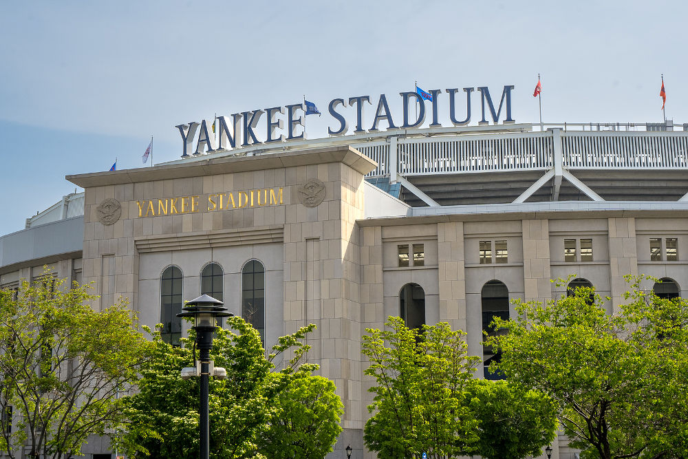 Widok z bliska na kultowy stadion Yankee, stadion baseballowy położony w Bronksie w Nowym Jorku