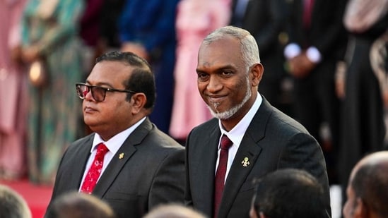 Prezydent-elekt Malediwów Mohamed Muizzu (po prawej) przybywa na ceremonię inauguracji w Male 17 listopada 2023 r. (AFP)