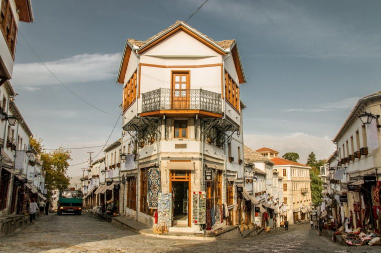 Stare miasto Gjirokaster (Fot.: Pintai Suchachaisri/Getty Images)