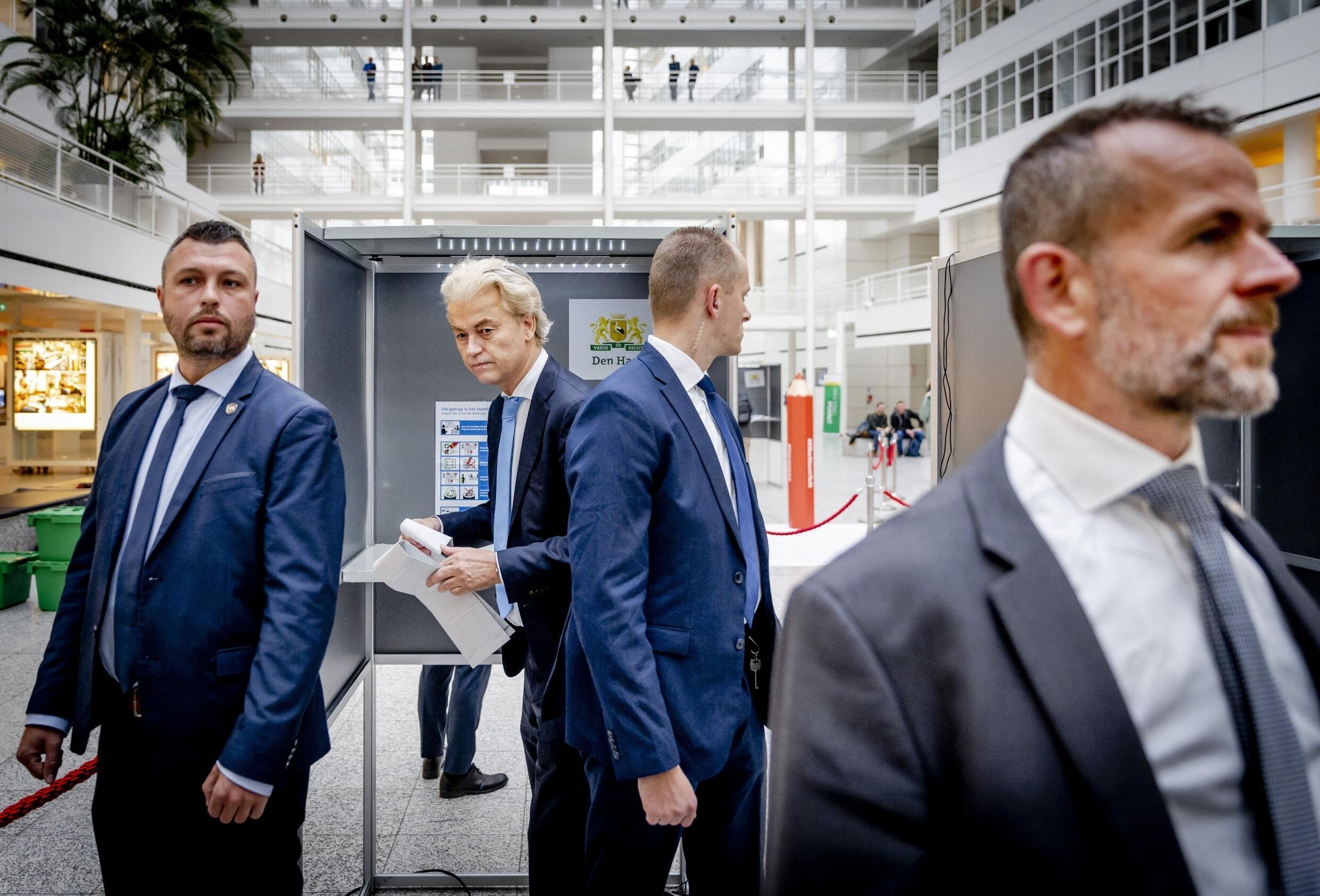 Geert Wilders przygotowuje się do oddania głosu, podczas gdy ochroniarze stoją przy nim podczas wyborów powszechnych w 2023 roku.