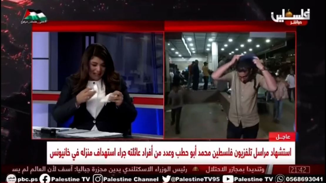 Dziennikarz telewizji Palestine TV Salman Al Bashir zdejmuje kamizelkę i hełm podczas wygłaszania emocjonalnego reportażu na antenie w czwartek po śmierci innego korespondenta Palestine TV, Mohammada Abu Hattaba, w Gazie.