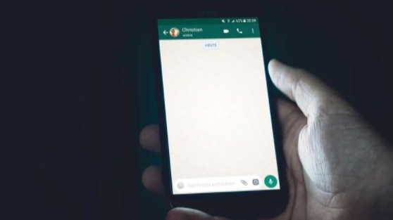 WhatsApp może wkrótce pokazać Twój status w oknie czatu. Oto, jak może to wyglądać