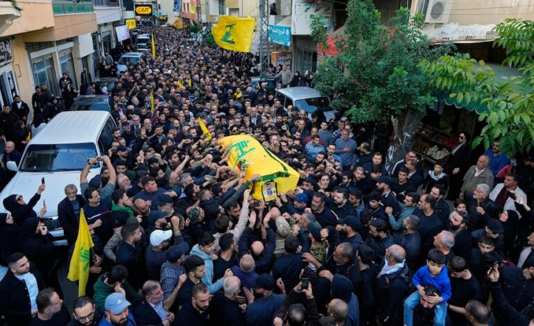 Hezbollah wystrzeliwuje rakiety w północny Izrael po tym, jak w nalocie zginęło 5 starszych bojowników grupy