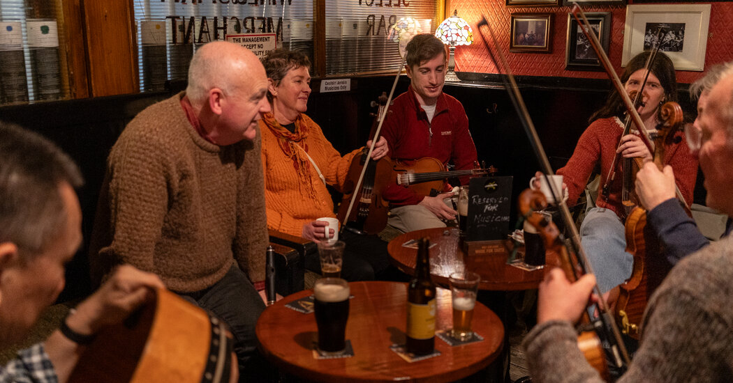 Shane MacGowan: Podnoszenie pożegnalnego kufla w pubach w Dublinie