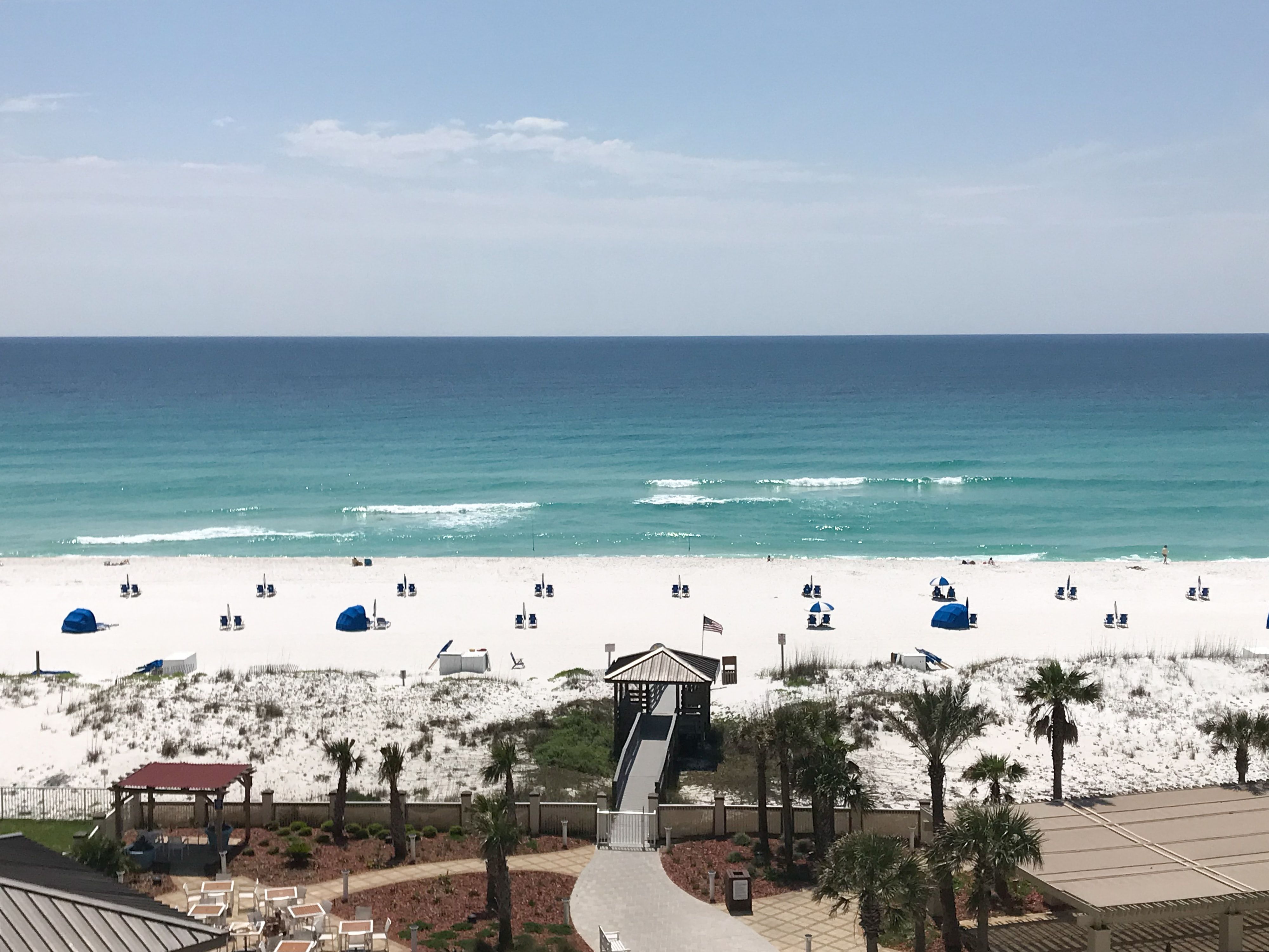 Turkusowy błękit oceanu z piaszczystą białą plażą Szmaragdowego Wybrzeża w Pensacola na Florydzie